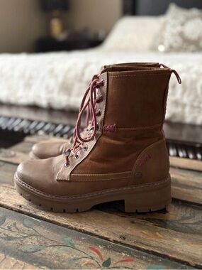 Bench Brown Lace-Up Platform Combat Boots with Pink Laces 9/ 9 1/2 US.